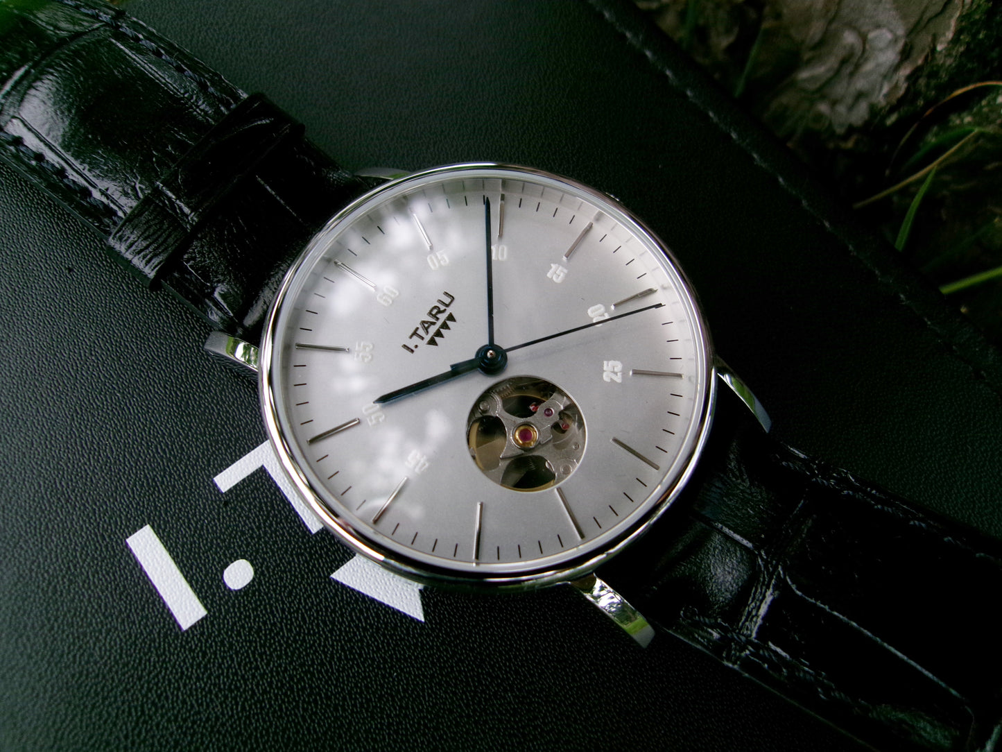 I.TARU classic gauge - white (blue hands) dial