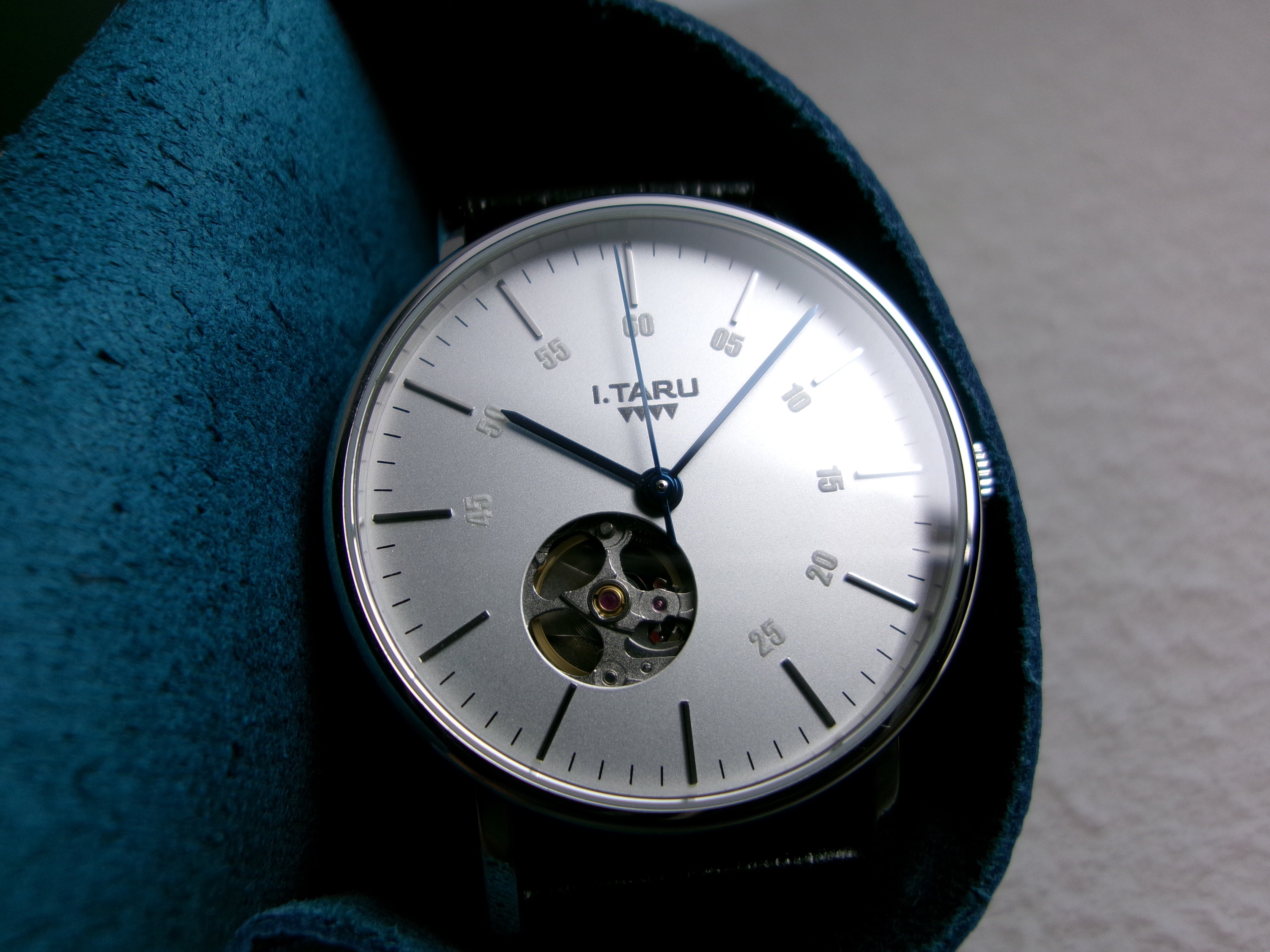 I.TARU classic gauge - white (blue hands) dial – I.TARU watch official  website